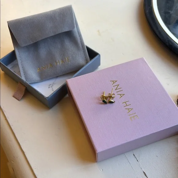 Ania Haie SECOND NATURE - MALACHITE EMBLEM STUD EARRINGS - Picture 4 of 4